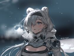  arknights aurora_(arknights) black_hairband blue_eyes breasts cleavage cleavage_cutout clothing_cutout extra_ears female hair_ornament hair_over_one_eye hairband hairclip highres jacket long_hair long_sleeves night night_sky outdoors parted_lips sky solo twice12314 upper_body white_hair white_jacket 