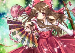  adapted_costume ahoge bow brown_hair commentary_request detached_sleeves female folding_fan hair_tubes hairbow hakurei_reimu hand_fan jpeg_artifacts long_hair petals red_bow red_eyes sidelocks smile solo suzuki_nene touhou 