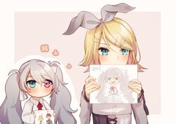  25-ji_meiko 25-ji_miku 25-ji_nightcord_de._(project_sekai) 25-ji_rin 2girls aqua_eyes aryuma772 blonde_hair bow character_name commentary drawing_(object) flower grey_bow grey_hair hair_ornament hairbow hairclip hatsune_miku heterochromia highres holding holding_drawing holding_paper kagamine_rin long_hair meiko_(vocaloid) multiple_girls no_mouth paper pink_eyes project_sekai shirt short_hair smile swept_bangs twintails upper_body very_long_hair vocaloid white_bow white_shirt 