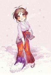  antenna_hair bad_id bad_pixiv_id blush breath brown_eyes brown_hair cleaning domyoji_karin female full_body hakama hakama_skirt idolmaster idolmaster_cinderella_girls japanese_clothes kimono looking_at_viewer open_mouth red_hakama sasasasa shovel shoveling skirt snow snow_shovel solo standing tabi wide_sleeves winter 