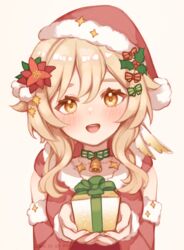  bad_id bad_pixiv_id bare_shoulders bell blonde_hair christmas eyelashes feather_hair_ornament feathers female flower genshin_impact hair_between_eyes hair_flower hair_ornament hat highres holly holly_hair_ornament looking_at_viewer lumine_(genshin_impact) neck_bell open_mouth ria_(yfvv_ria) santa_hat simple_background white_background yellow_eyes 