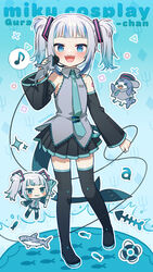  &gt;_&lt; :3 a_(phrase) blue_eyes blue_hair commentary cosplay female fins fish_tail gawr_gura grey_hair hatsune_miku hatsune_miku_(cosplay) highres hololive hololive_english looking_at_viewer multicolored_hair musical_note open_mouth shark_girl shark_tail sharp_teeth smile spoken_musical_note streaked_hair tail teeth twintails twitter_username uchako virtual_youtuber vocaloid 