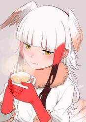  bad_id bad_twitter_id bird_tail bird_wings blouse blunt_bangs blush brown_hair commentary cup elbow_gloves female frilled_sleeves frills fur_collar gloves grey_background head_wings holding holding_cup japanese_crested_ibis_(kemono_friends) kemono_friends latte_art long_sleeves looking_at_viewer multicolored_hair orange_eyes red_gloves red_hair shirt short_hair short_hair_with_long_locks sidelocks simple_background smile solo steam tail turbo_engine_(rakugaki_tabo) upper_body white_hair white_shirt wings 