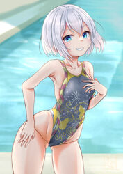  absurdres blue_eyes breasts competition_swimsuit cowboy_shot female grey_hair grey_one-piece_swimsuit grin highleg highleg_swimsuit highres maoo-san medium_breasts multicolored_clothes multicolored_swimsuit okadagiri_yoshifusa_(tenka_hyakken) one-piece_swimsuit pool short_hair smile solo standing swimsuit tenka_hyakken 