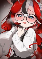  black_hair blue_eyes blush breath burusuka_(burusuka2525) commentary dice_hair_ornament female glasses hair_between_eyes hair_ornament hakos_baelz hakos_baelz_(4th_costume) highres hololive hololive_english long_sleeves looking_at_viewer mouse_girl mouse_tail multicolored_hair official_alternate_costume open_mouth red_hair round_eyewear sharp_teeth shirt solo streaked_hair symbol-only_commentary tail teeth upper_body virtual_youtuber white_hair white_shirt 