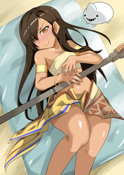  :&gt; animal_request armlet bandeau bare_shoulders beach_towel blush bracelet brown_eyes brown_hair commentary_request dark-skinned_female dark_skin female hair_down jewelry legs long_hair looking_at_viewer lying midriff on_back polearm sand sangue_llia sarong solo spear sweatdrop thighs thonburi_(warship_girls_r) towel v-shaped_eyebrows warship_girls_r weapon wide_hips 