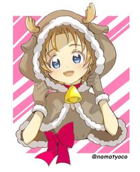  animal_costume animal_hood bell blue_eyes bow braid brown_capelet brown_gloves brown_shirt capelet christmas clenched_hands collar commentary cropped_torso diagonal_stripes female fur-trimmed_capelet fur_trim girls_und_panzer gloves highres hood hood_up hooded_capelet looking_at_viewer namatyoco neck_bell open_mouth orange_hair orange_pekoe_(girls_und_panzer) parted_bangs pink_background red_bow red_collar reindeer_costume reindeer_hood shirt short_hair smile solo striped striped_background twintails upper_body 