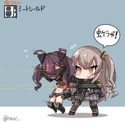  &gt;_&lt; 2girls armband commentary firing girls&#039;_frontline grey_background guard_(girls&#039;_frontline) gun h&amp;k_ump heckler_&amp;_koch human_shield multiple_girls navel sangvis_ferri scar scar_across_eye scar_on_face speech_bubble submachine_gun tao_(kadoya) translated twitter_username ump45_(girls&#039;_frontline) visor weapon yellow_armband 