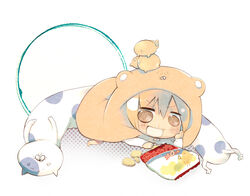  animal animal_costume animal_on_head brown_eyes chibi chips_(food) cloak commentary_request dakimakura_(object) doma_umaru feline female food hamster himouto!_umaru-chan hood hooded_cloak inushige komaru_(himouto!_umaru-chan) longcat_(meme) meme nekoronbusu on_head pillow potato_chips solo 