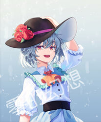  artist_name black_hat chinese_commentary commentary dress female flower grey_hair hat hat_flower ling_huanxiang looking_at_viewer open_mouth original red_eyes red_flower short_hair short_sleeves solo teeth upper_teeth_only white_dress 