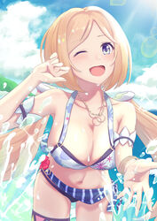  absurdres aki_rosenthal aki_rosenthal_(hololive_summer_2019) bikini blonde_hair blue_eyes blush breasts cleavage collarbone commentary_request cowboy_shot day detached_hair female hands_up highres hololive jewelry large_breasts leaning_forward long_hair low_twintails mismatched_bikini navel necklace one_eye_closed open_mouth outdoors parted_bangs smile solo splashing swimsuit twintails virtual_youtuber wet yoshi_yubisashi 