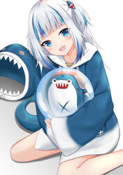  :d animal_costume animal_hood bloop_(gawr_gura) blue_eyes blue_hair blue_hoodie blunt_bangs blush creature creature_on_chest divergenceok english_commentary feet_out_of_frame female fins fish_tail gawr_gura gawr_gura_(1st_costume) grey_hair hair_ornament highres hololive hololive_english hood hoodie looking_at_viewer medium_hair multicolored_hair open_mouth shark_costume shark_girl shark_hair_ornament shark_hood shark_tail sharp_teeth sidelocks simple_background sitting sleeves_past_wrists smile solo streaked_hair tail teeth two_side_up unworn_headwear upper_teeth_only virtual_youtuber wariza white_background wide_sleeves 