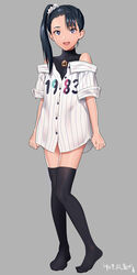  :d bare_shoulders black_hair black_thighhighs bright_pupils clothes_writing contrapposto female full_body grey_background highres jewelry long_hair looking_at_viewer necklace off-shoulder_shirt off_shoulder open_mouth original pigeon-toed print_shirt purple_eyes shirt short_sleeves side_ponytail simple_background smile solo sweater thighhighs turtleneck turtleneck_sweater virtual_youtuber white_pupils white_shirt yukiyoshi_mamizu 