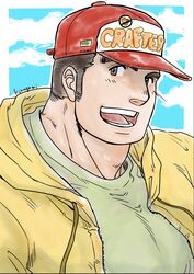  1boy artist_name bara baseball_cap blue_background blue_sky border brown_eyes brown_hair green_shirt hat highres hood hooded_jacket jacket kajiya_kurogane kumagamike long_sideburns male_focus muscular muscular_male open_mouth outside_border red_hat shirt short_hair sideburns simple_background sky smile solo thick_eyebrows tokyo_afterschool_summoners white_border yellow_jacket 