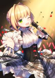  ahoge bad_id bad_pixiv_id blonde_hair blush commentary_request fate/extra fate/extra_ccc fate_(series) female green_eyes highres looking_at_viewer microphone munuko nero_claudius_(fate) nero_claudius_(fate/extra) one_eye_closed smile solo 