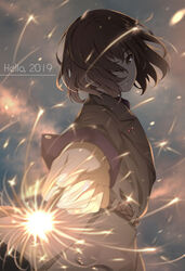  2019 belt blurry brown_eyes brown_hair brown_jacket cloud cloudy_sky commentary depth_of_field female fireworks floating_hair foreshortening hair_over_one_eye holding jacket kiyo_(chaoschyan) long_sleeves looking_at_viewer new_year original outstretched_arm parted_lips photoshop_(medium) short_hair sidelocks sky smile solo sparkler standing teeth upper_body wing_collar 