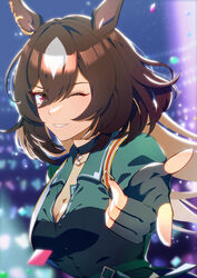  absurdres animal_ears bad_id bad_pixiv_id blurry breasts brown_hair choker circulatormai cleavage concert confetti female finger_gun fingerless_gloves gloves glowstick green_jacket highres horse_ears jacket long_hair looking_at_viewer medium_breasts multicolored_hair one_eye_closed open_mouth partially_unbuttoned reaching reaching_towards_viewer red_eyes sirius_symboli_(umamusume) solo stage_lights teeth two-tone_hair umamusume upper_body 