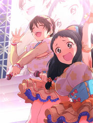  2girls arm_up armpits black_hair blue_corset blurry blush bow breasts brown_dress brown_eyes brown_hair cleavage corset depth_of_field dress floral_print flower frilled_dress frills hair_flower hair_ornament hair_ribbon hairbow hand_up headband holding holding_microphone idolmaster idolmaster_cinderella_girls idolmaster_cinderella_girls_starlight_stage james_(jms-pnt) large_breasts layered_dress long_hair long_sleeves looking_at_viewer microphone multiple_girls ohnuma_kurumi oikawa_shizuku open_hand open_mouth print_dress red_flower ribbon screen short_hair smile sparkle stage tears teeth twintails upper_teeth_only wavy_mouth yellow_dress yellow_headband yellow_ribbon 