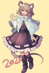  2020 :d animal_ear_fluff animal_ears black_dress black_footwear blue_capelet boots capelet chinese_zodiac collar commentary_request crossed_legs dress eyebrows_hidden_by_hair female frilled_collar frilled_dress frills full_body grey_hair hand_up jewelry knee_boots long_sleeves looking_at_viewer mouse_ears mouse_girl mouse_tail nazrin open_hand open_mouth outstretched_hand pendant popped_collar red_eyes ribbon ribbon-trimmed_dress rubber_boots shirt short_hair sidelocks simple_background smile solo spread_fingers tail teeth tomobe_kinuko touhou upper_teeth_only watson_cross waving white_ribbon white_shirt year_of_the_rat yellow_background 