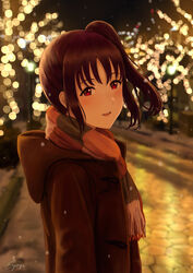  bad_id bad_pixiv_id blurry bokeh coat commentary depth_of_field female from_side highres hood hood_down hooded_coat kazuno_sarah long_sleeves love_live! love_live!_sunshine!! night open_mouth outdoors papi_(papiron100) purple_eyes scarf side_ponytail sidelocks signature smile snowing solo upper_body winter_clothes 