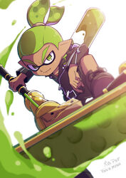  1boy artist_name bike_shorts black_footwear blurry blurry_foreground boots closed_mouth commentary_request dark-skinned_male dark_skin dynamo_roller_(splatoon) green_eyes green_hair holding holding_weapon ink_tank_(splatoon) inkling inkling_boy inkling_player_character inumaru_akagi jacket leather leather_jacket leg_up long_sleeves looking_at_viewer male_focus nail_polish pixiv_id pointy_ears rider-kun_(splatoon) scrunchie signature smile solo splatoon_(manga) splatoon_(series) standing standing_on_one_leg tentacle_hair topknot v-shaped_eyebrows weapon 