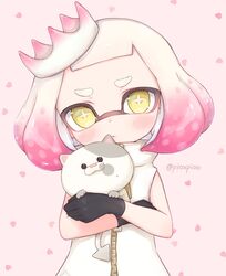  +_+ animal black_gloves blunt_bangs bob_cut closed_mouth crown dress feline female gloves gradient_hair heart heart_background highres holding holding_animal inkling li&#039;l_judd_(splatoon) light_frown looking_at_viewer mole mole_under_mouth multicolored_hair pearl_(splatoon) pink_background pink_hair pioxpioo short_hair sleeveless sleeveless_dress solo splatoon_(series) splatoon_2 standing tentacle_hair tilted_headwear twitter_username upper_body white_dress white_hair white_headwear yellow_eyes zipper 