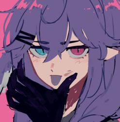  blue_eyes colored_tongue commentary dirty dirty_face hair_behind_ear hair_ornament hairclip hand_on_own_face heterochromia jess_(p2eocene) looking_at_viewer nijisanji nijisanji_en pink_background pointy_ears portrait purple_eyes purple_hair purple_tongue selen_tatsuki spanish_commentary tongue tongue_out virtual_youtuber 