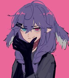  black_sweater blue_eyes braid commentary dirty dirty_face frown hair_behind_ear hair_ornament hairclip hand_on_own_face head_wings heterochromia jess_(p2eocene) looking_at_viewer medium_hair nijisanji nijisanji_en pink_background pointy_ears portrait purple_eyes purple_hair selen_tatsuki spanish_commentary sweater twin_braids virtual_youtuber wings 