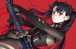  black_hair bodysuit fate/grand_order fate_(series) female highres horns ishtar_(fate) katana kouzuki_kei long_hair looking_at_viewer multicolored_hair red_background red_eyes red_hair scabbard sheath sheathed simple_background solo space_ishtar_(fate) space_ishtar_(first_ascension)_(fate) sword weapon 