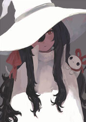  absurdres black_hair creature creature_on_shoulder dress female gregor_(tsurunoka) grey_background hair_between_eyes hair_ribbon hat highres lead_white_(tsurunoka) long_hair on_shoulder one_eye_covered original red_eyes red_ribbon ribbon shadow simple_background solo tsumetai_(tsurunoka) upper_body white_dress white_hat witch_hat 