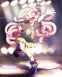  arm_up baseball_cap black_shirt bracelet clownfish commentary_request dancing dew-spiegel drooling eyelashes female fish fish_hair_ornament full_body green_eyes hair_ornament harmony&#039;s_clownfish_(splatoon) harmony_(splatoon) hat jewelry long_hair microphone miniskirt multicolored_eyes open_mouth pink_eyes pink_hair saliva shirt skirt smile solo splatoon_(series) splatoon_1 t-shirt tentacle tentacle_hair tropical_fish 