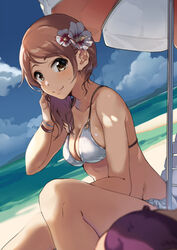  beach beach_umbrella bikini blue_sky blurry blush breasts brown_eyes brown_hair cleavage closed_mouth cloud cloudy_sky collarbone commentary day depth_of_field dutch_angle female flower hair_flower hair_ornament highres hojo_karen idolmaster idolmaster_cinderella_girls knee_up kurokin long_hair looking_at_viewer medium_breasts outdoors rose_of_sharon sitting sky smile solo swimsuit umbrella wavy_hair white_bikini white_flower 