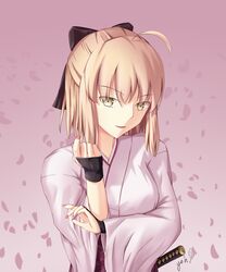  ahoge artist_name black_bow blonde_hair bow cherry_blossoms commentary_request fate/grand_order fate_(series) female gradient_background green_eyes hair_between_eyes hairbow hakama hakama_skirt half_updo highres japanese_clothes kimono looking_at_viewer nail_polish okita_souji_(fate) okita_souji_(koha-ace) parted_lips pink_background pink_nails purple_hakama short_hair sidelocks skirt smile solo sword upper_body weapon white_kimono yeh_(354162698) 