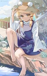  animal_print barefoot blonde_hair blue_skirt blue_sky blue_vest brown_headwear closed_mouth cloud commentary female frog frog_print full_body hand_on_headwear highres long_sleeves looking_at_viewer moriya_suwako outdoors ramudia_(lamyun) shirt short_hair sidelocks sitting skirt sky solo sweat touhou turtleneck twitter_username vest water white_shirt wide_sleeves yellow_eyes 