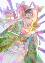  absurdres adapted_costume bad_id bad_pixiv_id ball blush breasts cleavage closed_mouth daffodil dragon_horns fate/grand_order fate_(series) female floral_print flower green_kimono hair_ornament hand_fan heart_knot highres holding holding_fan horns japanese_clothes kimono kiyohime_(fate) kiyohime_(winter_thanksgiving_festival)_(fate) long_hair long_sleeves looking_at_viewer multiple_horns natsujiru obi revision sash short_kimono sidelocks smile tassel temari_ball thighs white_hair wide_sleeves yellow_eyes yellow_flower 