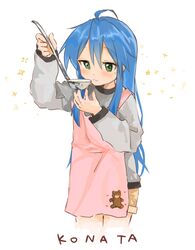  apron bear blue_hair blush character_name female green_eyes hair_between_eyes highres holding holding_ladle izumi_konata kagamiko_hanana ladle lucky_star mole mole_under_eye solo 