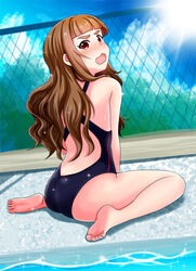  ass barefoot blush brown_hair chain-link_fence commentary_request eyebrows female fence idolmaster idolmaster_cinderella_girls kamiya_nao long_hair looking_back momoda_yasuhito one-piece_swimsuit open_mouth outdoors pool red_eyes sitting solo sparkle swimsuit wariza 