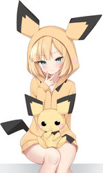  :3 animal_ears bare_legs blonde_hair blunt_bangs blush closed_mouth commentary cosplay cowboy_shot crossover fake_animal_ears fate/grand_order fate_(series) female green_eyes highres hood hooded_jacket hoodie inward_v jacket kamu_(geeenius) lolicon long_sleeves looking_at_viewer lord_el-melloi_ii_case_files on_lap pichu pokemon pokemon_(creature) pokemon_ears pokemon_on_lap reines_el-melloi_archisorte short_hair simple_background sitting sleeves_past_wrists smile tail v white_background yellow_jacket 