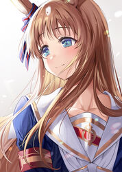  absurdres animal_ears blue_eyes blue_ribbon brown_hair closed_mouth collarbone ear_ribbon female grass_wonder_(umamusume) highres horse_ears horse_girl long_hair looking_to_the_side ribbon sailor_collar smile solo umamusume upper_body white_sailor_collar yuki_(asayuki101) 