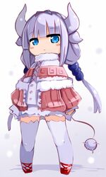  blue_eyes closed_mouth dragon_girl dragon_horns female hair_ornament hairband horns kanna_kamui karukan_(monjya) kobayashi-san_chi_no_maidragon light_purple_hair long_hair looking_at_viewer simple_background solo tail thighhighs twintails white_background white_thighhighs 