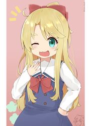  :3 absurdres blonde_hair blue_dress bow commentary_request dress female green_eyes hairbow hand_on_own_chest hand_on_own_hip highres himesaka_noa long_hair one_eye_closed open_mouth pink_background ponytail ribbon school_uniform simple_background smile solo upper_body watashi_ni_tenshi_ga_maiorita! yomogi_uehara 