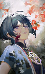  1boy black_hair blood blood_on_face chinese_commentary flower genshin_impact highres looking_at_viewer male_focus minty0 open_mouth orange_flower purple_eyes red_flower scaramouche_(genshin_impact) short_sleeves smile solo trumpet_creeper upper_body 