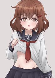  anchor_symbol black_sailor_collar black_skirt brown_eyes brown_hair clothes_lift commentary_request female grey_background groin hair_ornament hairclip highres ikazuchi_(kancolle) kantai_collection lifting_own_clothes navel neckerchief oerba_yun_fang one-hour_drawing_challenge pleated_skirt red_neckerchief ryouki_(ryoki_215) sailor_collar school_uniform serafuku shirt_lift short_hair simple_background skirt solo twitter_username 