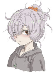  ahoge alternate_hairstyle blunt_bangs blush eyes_visible_through_hair female grey_hair grey_hoodie hair_ornament hair_scrunchie hood hood_down hoodie looking_at_viewer magia_record:_mahou_shoujo_madoka_magica_gaiden mahou_shoujo_madoka_magica messy_hair miwa_mitsune muted_color orange_eyes orange_scrunchie ponytail portrait scrunchie short_hair simple_background solo swept_bangs white_background you2 