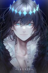  1boy absurdres alternate_hair_color black_fur black_hair blue_eyes buttons character_name closed_mouth collared_shirt commentary crown diamond_hairband fate/grand_order fate_(series) fur_collar hair_between_eyes highres light_smile lips looking_at_viewer male_focus medium_hair nang_z1 no_wings oberon_(fate) oberon_(third_ascension)_(fate) official_alternate_costume shiny_skin shirt solo spoilers straight-on upper_body white_shirt 