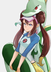  black_pantyhose blue_eyes brown_hair commentary_request double_bun female hair_bun long_hair looking_at_viewer pantyhose pokemon pokemon_(creature) pokemon_bw2 red_eyes rosa_(pokemon) serperior shirt sidelocks simple_background skirt smile t-shirt twintails visor_cap wujiemang yellow_skirt 