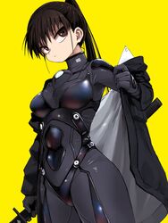  black_bodysuit black_gloves black_hair black_jacket bodysuit breasts brown_eyes brown_hair closed_mouth female gloves highres holding holding_weapon jacket long_hair long_sleeves medium_breasts open_clothes open_jacket ponytail rai_rai_rai sayama_hazuki_(rai_rai_rai) simple_background skin_tight solo weapon yachima_tana yellow_background 