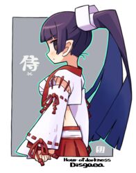  black_eyes black_hair blue_outline border closed_mouth copyright_name crop_top crop_top_overhang disgaea female green_outline grey_background japanese_clothes kimono long_hair looking_at_viewer looking_to_the_side makai_senki_disgaea mawaru_(mawaru) outline ponytail ribbon-trimmed_sleeves ribbon_trim ronin_(disgaea) sarashi short_kimono sideways_glance solo very_long_hair white_border white_kimono white_sleeves 