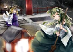  2girls bamboo_broom blonde_hair broom commentary_request detached_sleeves expressionless frog_hair_ornament green_eyes green_hair green_skirt grey_eyes hair_ornament hair_ribbon hat head_tilt kochiya_sanae lantern looking_at_viewer moriya_suwako multiple_girls railing ribbon short_hair sidelocks skirt skirt_set sleeves_past_wrists smile snow snowing stairs stone_stairs stone_walkway torii touhou wind wooden_lantern zhu_xiang 