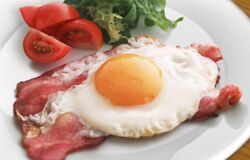  bacon breakfast commentary_request egg egg_(food) food food_focus fried_egg lettuce no_humans original photo-referenced photorealistic plate realistic still_life tomato toshi_(hokkaido2015) 